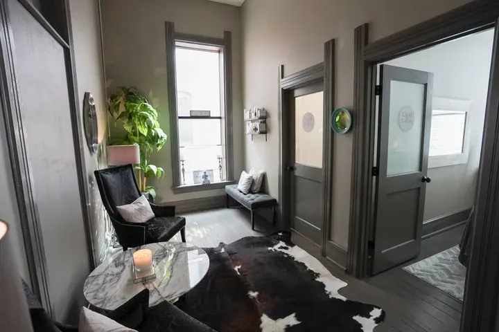 https://cdn.salonspotlight.com/photos/HXdFYSeudEyU7jzGKa6O/e77e09c9-d06d-43a7-93e9-11b95149d989_720x720