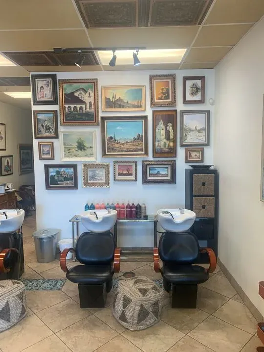https://cdn.salonspotlight.com/photos/HbyudKiMTUTk7tvOXeST/6481ed1c-9787-4a63-a071-ddc2b422b4f4_720x720