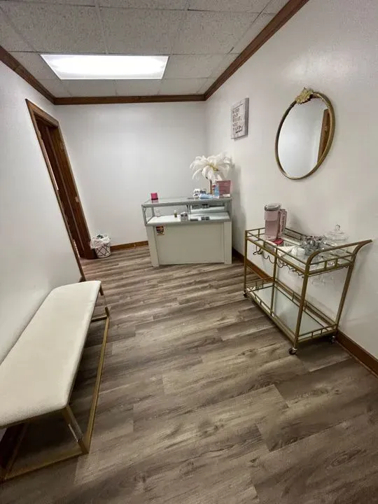 https://cdn.salonspotlight.com/photos/Hc7avoIfNrGCw3DZLebk/421d85dd-2915-465d-86d0-3afb03283907_720x720