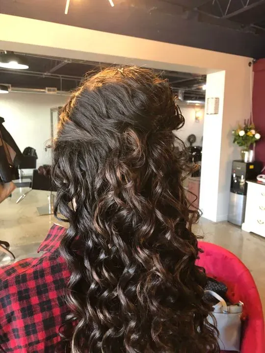 https://cdn.salonspotlight.com/photos/HcDCzXFCTHDR1urAofs9/335ccfb4-9d87-4893-8fb1-b35ecae774ff_720x720