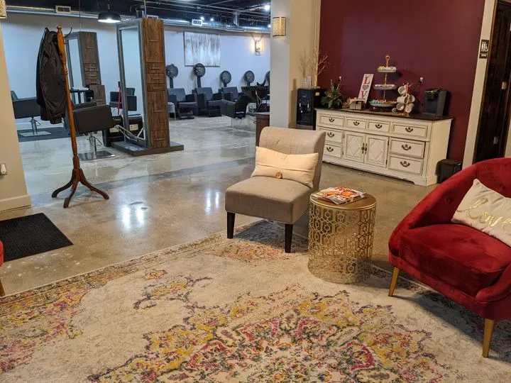 https://cdn.salonspotlight.com/photos/HcDCzXFCTHDR1urAofs9/a2f77d09-2c83-4d51-a683-41aee278c5ab_720x720