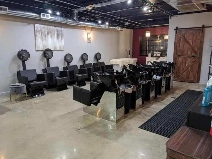 https://cdn.salonspotlight.com/photos/HcDCzXFCTHDR1urAofs9/c7b7533c-e2dd-436e-8767-fffac1270b6d_720x720