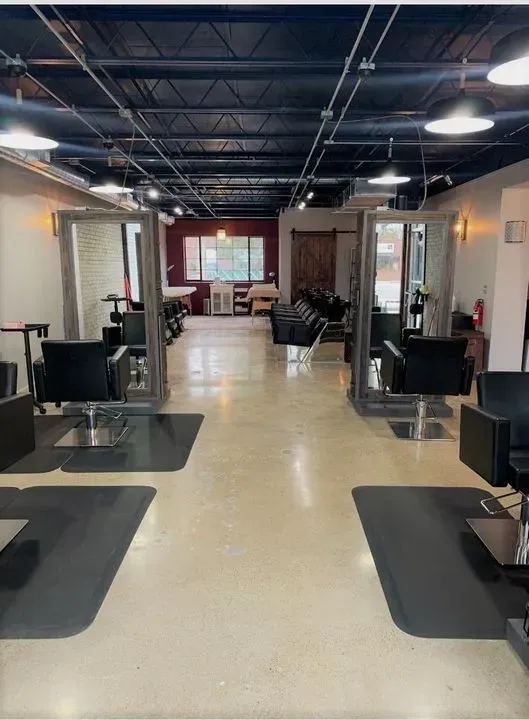 https://cdn.salonspotlight.com/photos/HcDCzXFCTHDR1urAofs9/dcd9934a-8877-41a8-b934-e6670510e9f0_720x720