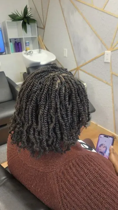 https://cdn.salonspotlight.com/photos/HdADeFZpyY4xAjBN8I5s/3fb3a7bc-9013-4aa7-a7fa-a1748b03114d_720x720