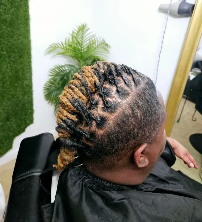 https://cdn.salonspotlight.com/photos/HdADeFZpyY4xAjBN8I5s/d8c994c2-fc69-41b9-9e48-f0dbd2800253_720x720