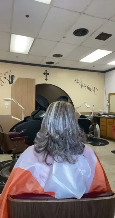 https://cdn.salonspotlight.com/photos/HdR712rKY9tPH6v1NR8z/fa5b9097-3b0f-446d-9da7-1f2dac6be057_720x720