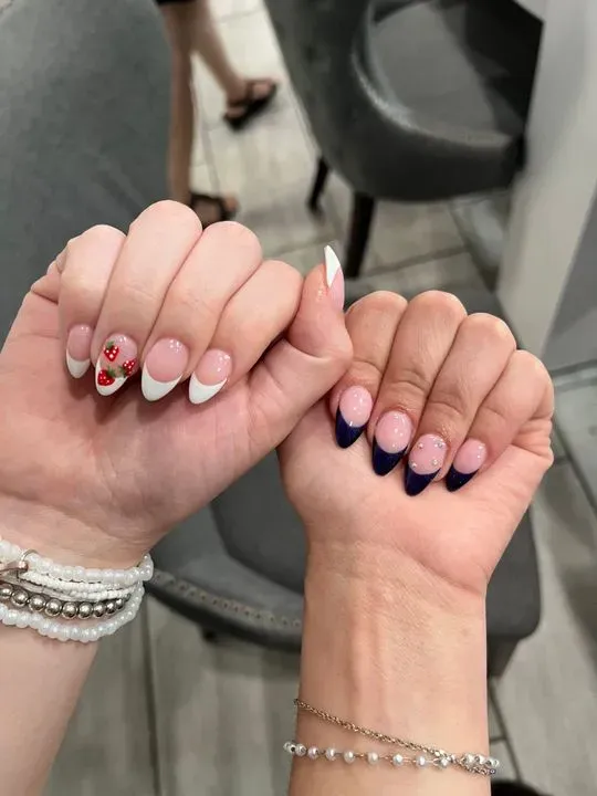 https://cdn.salonspotlight.com/photos/HeChJkEuaaivbo55KUjt/0107f848-5137-44eb-b2a3-df9e676a98c5_720x720
