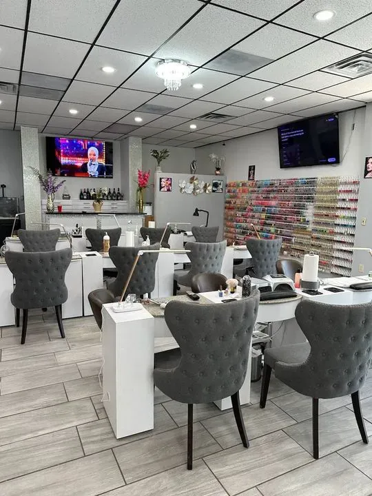 https://cdn.salonspotlight.com/photos/HeChJkEuaaivbo55KUjt/32e4a383-238a-4ef1-bcb4-9acdd7627138_720x720