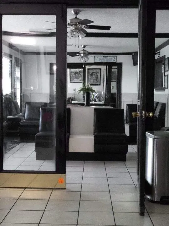 https://cdn.salonspotlight.com/photos/HfXir3oBqnudOPMs3LbZ/4b71dcea-8702-47a9-9673-01b75a9ff073_720x720