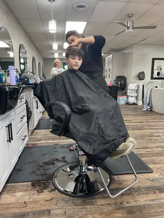 https://cdn.salonspotlight.com/photos/HhG5VX3XtOUGGCLcS9RL/885202ef-a5a6-4e55-993d-3838c864d5c0_720x720