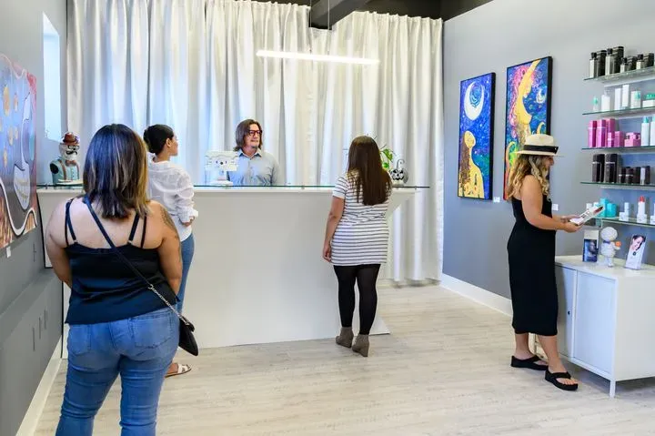 https://cdn.salonspotlight.com/photos/HhjalEqAiTogTzOdVMzV/65c82db8-6b34-4b58-a462-5393faf34d13_720x720