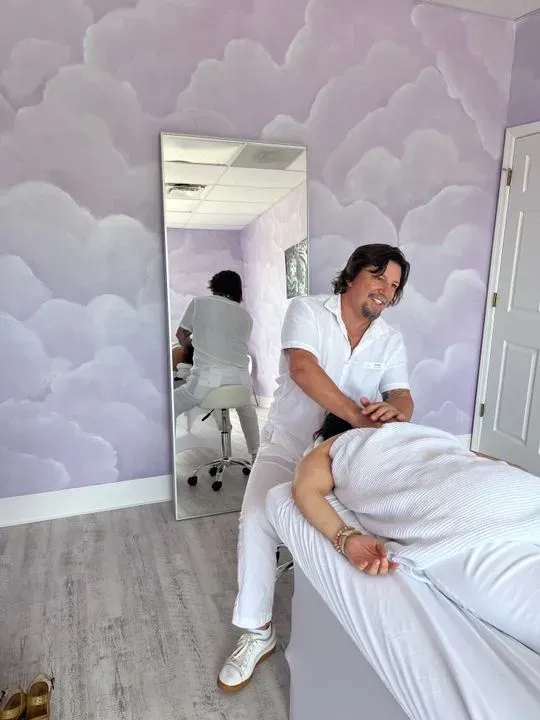 https://cdn.salonspotlight.com/photos/HhjalEqAiTogTzOdVMzV/71b836ed-a294-4a70-b3c0-23251041e67e_720x720