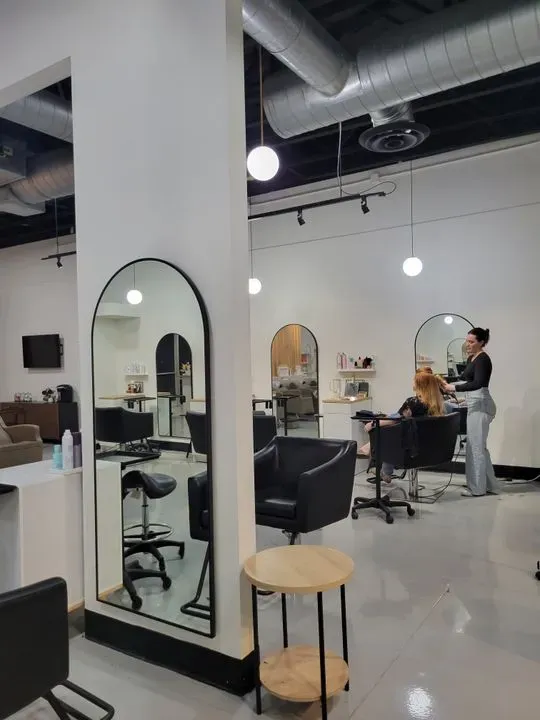 https://cdn.salonspotlight.com/photos/HiCAx3SmZuIoIOIfxQLA/878257b3-965f-4aa5-9ef7-0f0a56d1b7e2_720x720