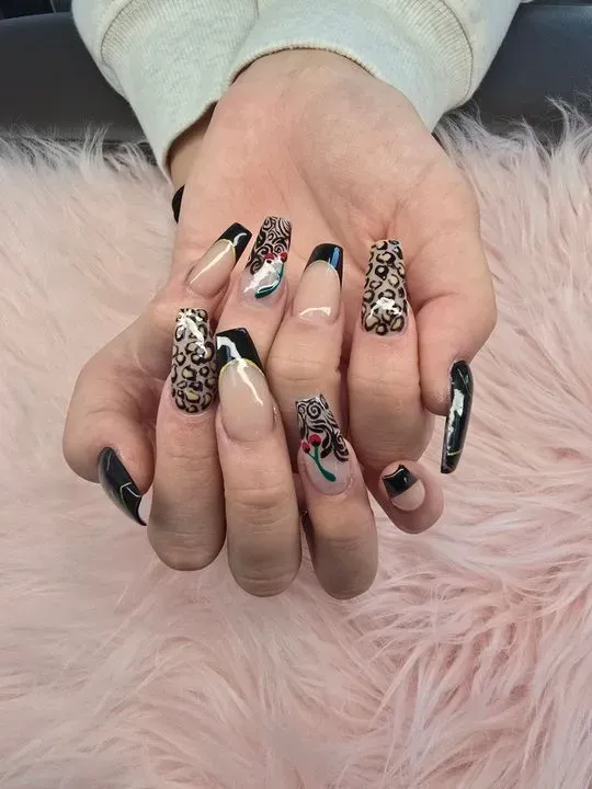 https://cdn.salonspotlight.com/photos/HjDG5Vwazy6VZh9mORS6/c81fd89e-673d-4a35-bec2-b2ffbe75d2af_720x720