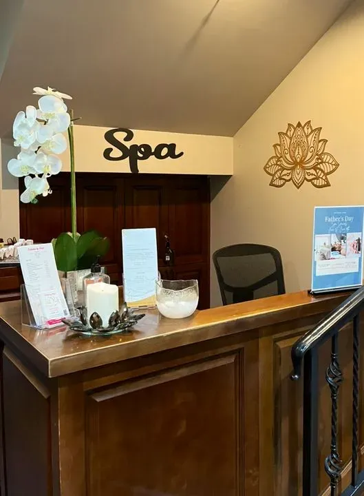https://cdn.salonspotlight.com/photos/HpaFLiJJtrq3q95kwni5/d1e934e7-7519-4b52-945b-610211f1db2a_720x720