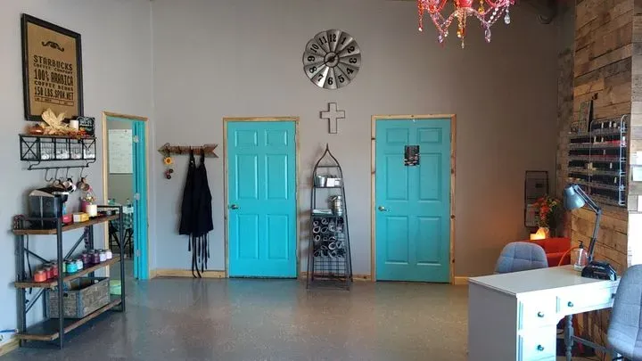 https://cdn.salonspotlight.com/photos/HqZUNgK6l8qtk63SrKc1/6ae238a8-da1b-47ca-b8e2-94083e1d20d3_720x720