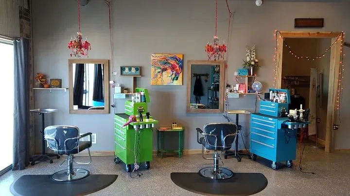 https://cdn.salonspotlight.com/photos/HqZUNgK6l8qtk63SrKc1/de2e1be1-aeae-4f29-adfc-c34ad0e959d6_720x720
