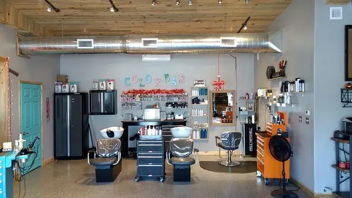 https://cdn.salonspotlight.com/photos/HqZUNgK6l8qtk63SrKc1/ed5000f5-30c1-47a4-8437-e266c68f0b60_720x720