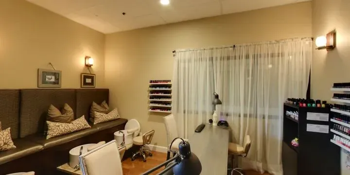https://cdn.salonspotlight.com/photos/HqwEMxhEAuUAXdCgWfN2/3fad2b12-3163-419a-b444-932000557a78_720x720