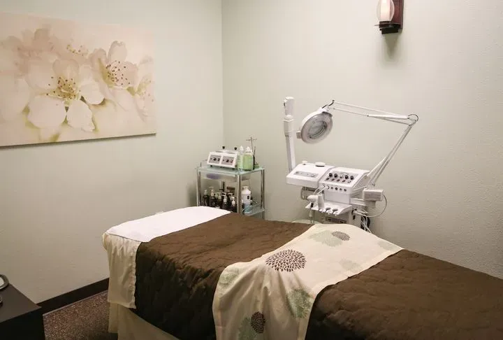 https://cdn.salonspotlight.com/photos/HqwEMxhEAuUAXdCgWfN2/6f12aeef-0dc0-49a2-8ae0-ce53818d7e88_720x720