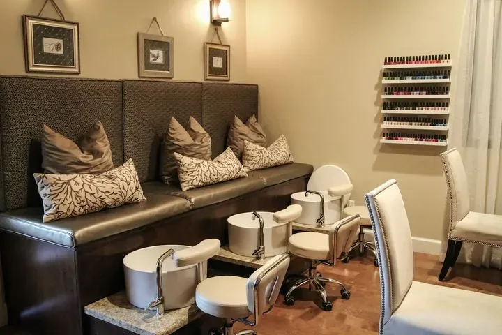 https://cdn.salonspotlight.com/photos/HqwEMxhEAuUAXdCgWfN2/de0e4d56-b9db-4965-80d3-8620e0914fbc_720x720