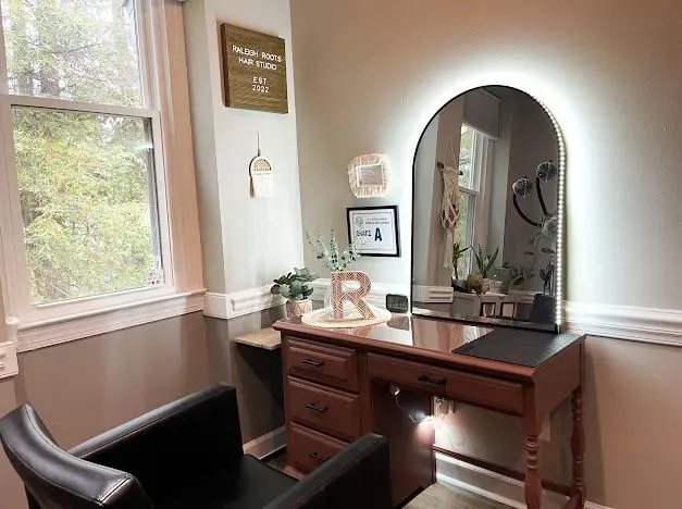 https://cdn.salonspotlight.com/photos/HrgS8e306WICpcJ7oeJj/10aee74d-d6f7-43b3-a129-9dcd7c032f72_720x720