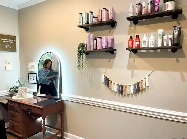 https://cdn.salonspotlight.com/photos/HrgS8e306WICpcJ7oeJj/362c5495-b969-417f-82db-1b6ade349146_720x720