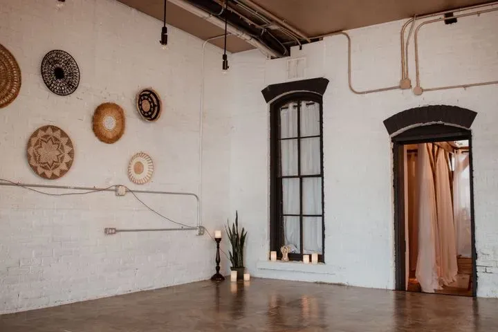 https://cdn.salonspotlight.com/photos/HtXmWpjuFMTqf57hodDZ/50373cd4-c374-44bb-a93f-93b00fd4916d_720x720