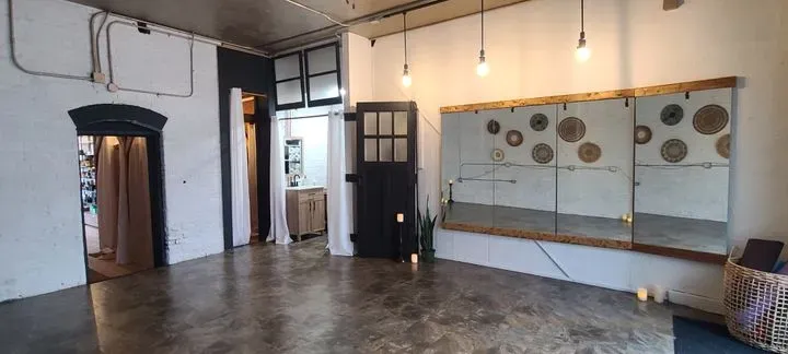 https://cdn.salonspotlight.com/photos/HtXmWpjuFMTqf57hodDZ/84832982-5cd4-4aa1-9346-34ce33bca7c3_720x720