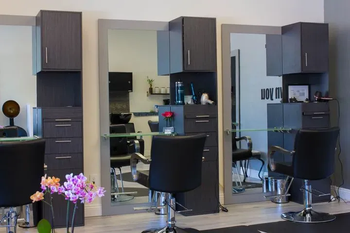 https://cdn.salonspotlight.com/photos/HttNO7ZBMtlOw2iI5R97/0ef29e9f-dd5b-43ca-a0c9-3ce49eb97937_720x720