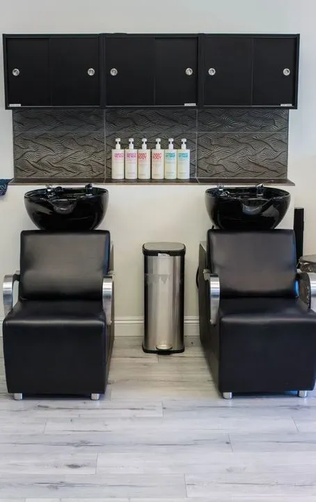 https://cdn.salonspotlight.com/photos/HttNO7ZBMtlOw2iI5R97/476ef45b-d927-43aa-96de-375babe94802_720x720