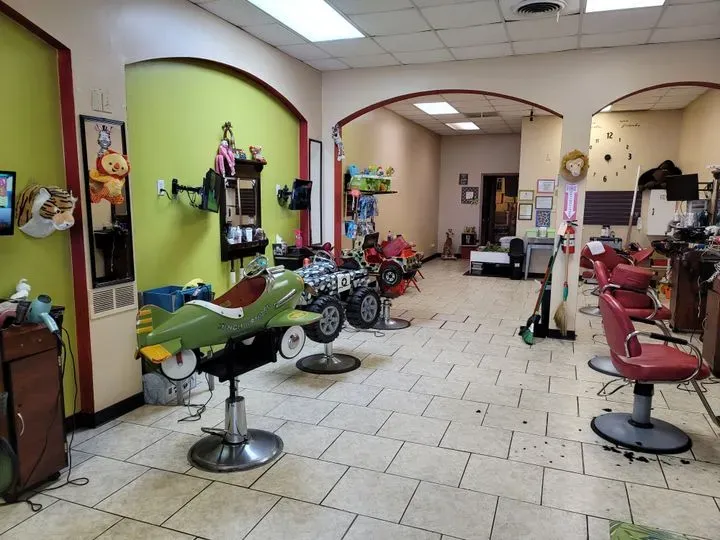 https://cdn.salonspotlight.com/photos/HxrK5MCHnIBMHbYLt8dR/7a924b40-d3ea-49c0-b6ff-6e7df8eac119_720x720