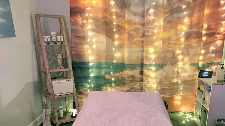 https://cdn.salonspotlight.com/photos/I2xfbFIPwVLMfe8QE7iT/16050443-49e5-45a0-b19a-e36840783c88_720x720