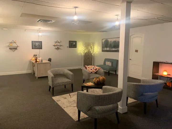 https://cdn.salonspotlight.com/photos/I2xfbFIPwVLMfe8QE7iT/b68d7b71-5ed5-4a17-a0d0-5801ab2e16bb_720x720