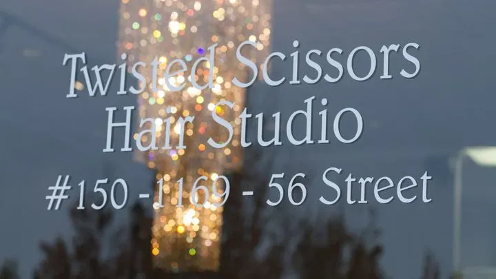 https://cdn.salonspotlight.com/photos/ICO2YvSdQ0fjhD49E3pZ/0e2b54d3-4bd8-49fd-af3f-fe49e6919178_720x720
