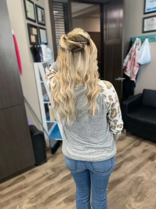 https://cdn.salonspotlight.com/photos/ICqiKAvVhlV2RbDhu6Qb/331647d4-0658-45b6-97ba-057464f057e2_720x720
