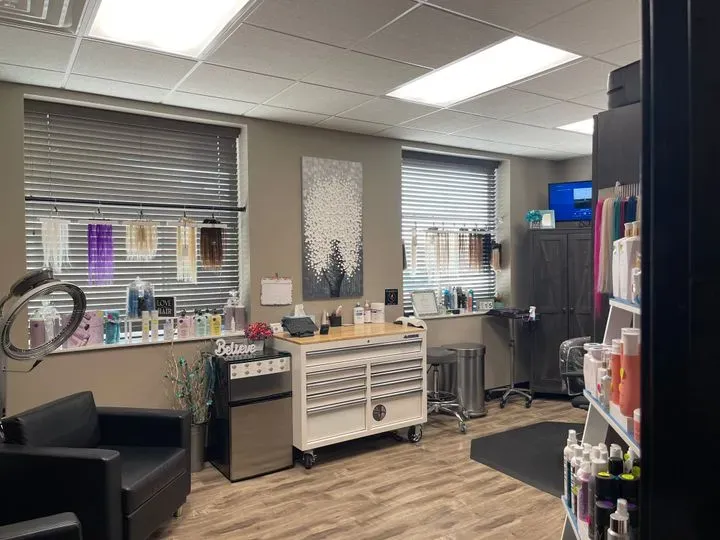 https://cdn.salonspotlight.com/photos/ICqiKAvVhlV2RbDhu6Qb/86e66384-5eb4-43ef-b2af-5255004814c4_720x720