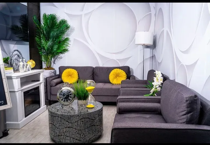 https://cdn.salonspotlight.com/photos/IEkYzspGsbF5t8wTSKaC/b8df6cdc-1f86-433a-ab7b-58b0a6f0a378_720x720