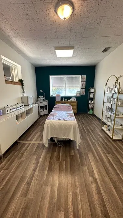 https://cdn.salonspotlight.com/photos/ILRzbHwLez7zOEz7QDGY/987448a3-c0f2-474f-a7e5-3f6cc4a2ce89_720x720