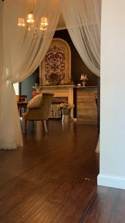 https://cdn.salonspotlight.com/photos/INUfcsP7xB35yrpUBAYR/1037d65e-8bbd-4326-86ce-31c363b2f5bf_720x720