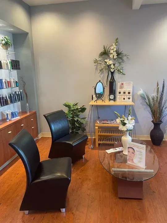 https://cdn.salonspotlight.com/photos/INYn8Dbu9L1RMAisx3dU/733d018d-13ec-44cf-b361-35db2f805a5f_720x720
