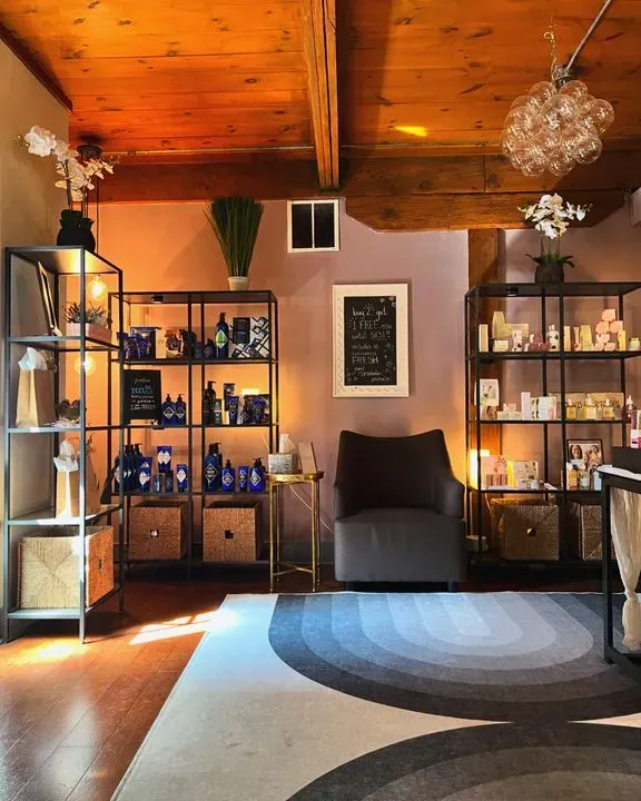 https://cdn.salonspotlight.com/photos/IQEkkDHZG81BmH2OEfwm/5f175e81-11db-4fb4-8001-a914330ee20c_720x720