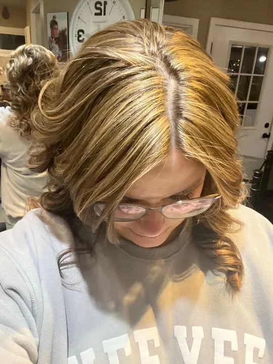 https://cdn.salonspotlight.com/photos/IQLFgOfcyAEPOzOzDxl2/977120cd-17ca-451e-9c43-9b108b1a915e_720x720