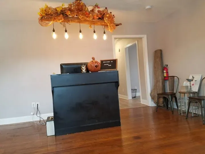 https://cdn.salonspotlight.com/photos/IQhIxDbHWZLuYUz5Lg3K/cb1fd6b1-ba49-4506-be73-8ba0f0104865_720x720