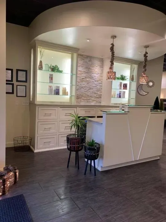https://cdn.salonspotlight.com/photos/ITHMKFRgy10o9MhAm1wV/cdc6fc0d-df62-4561-8426-c408314c4fd7_720x720