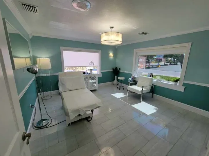 https://cdn.salonspotlight.com/photos/IUEDmUY1Wkwtumnkw9FA/be29600d-918f-4b0a-9db9-17c95fceef22_720x720