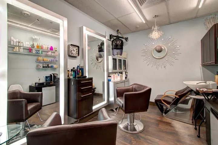 https://cdn.salonspotlight.com/photos/IUd9U84W6Gnqu2uN0v8Q/0013670d-d422-4780-852b-23b81f93b1fc_720x720