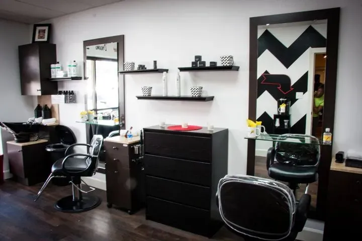 https://cdn.salonspotlight.com/photos/IUd9U84W6Gnqu2uN0v8Q/3dce2b57-353f-4a81-9240-5fe7b0f5f74a_720x720