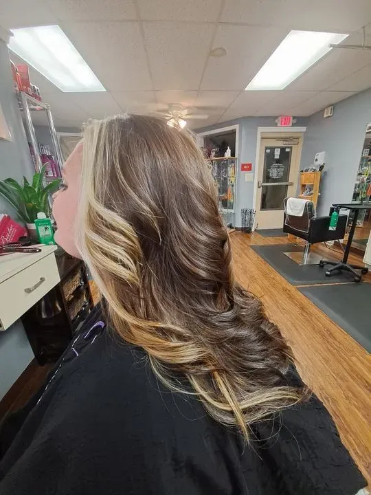 https://cdn.salonspotlight.com/photos/IWDiZr7RK7xEpQkFX6Hb/28651bff-627d-4f91-9276-29a704bca793_720x720
