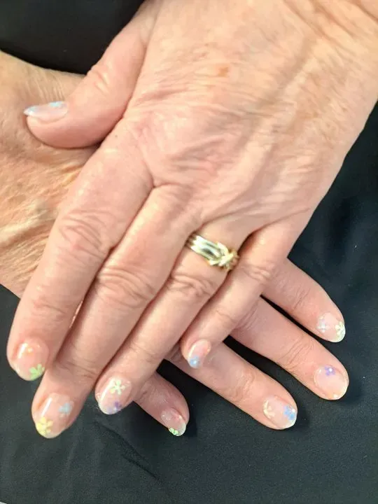 https://cdn.salonspotlight.com/photos/IWDiZr7RK7xEpQkFX6Hb/e56bdc48-d35a-45c3-8a31-d0ef02d5dd7e_720x720
